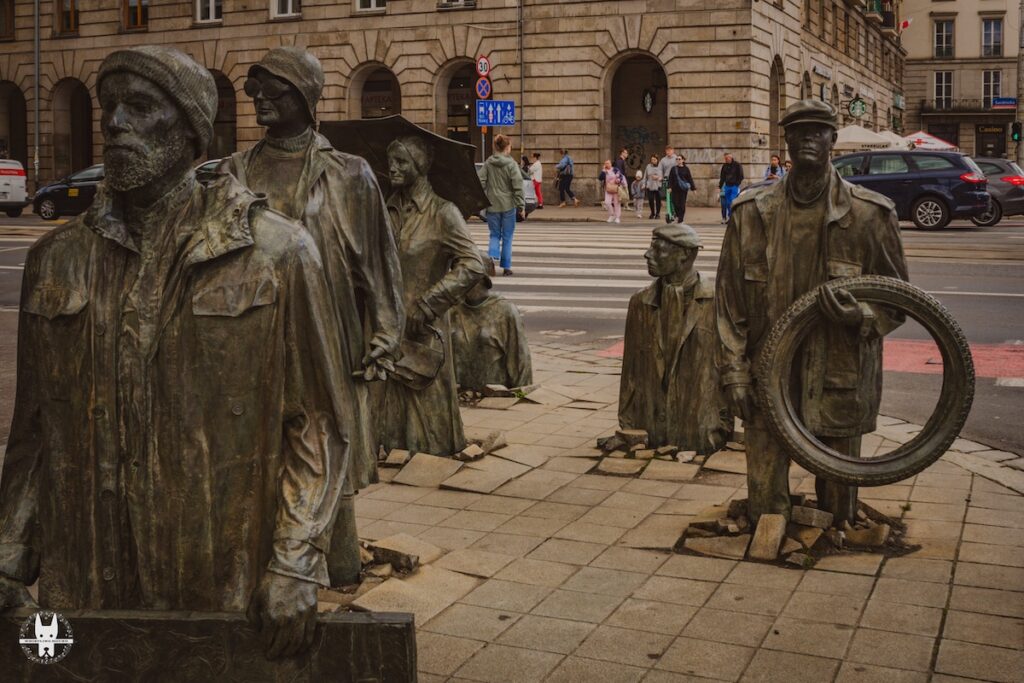 Monument of anonymous passerby at Arkady Wrocław