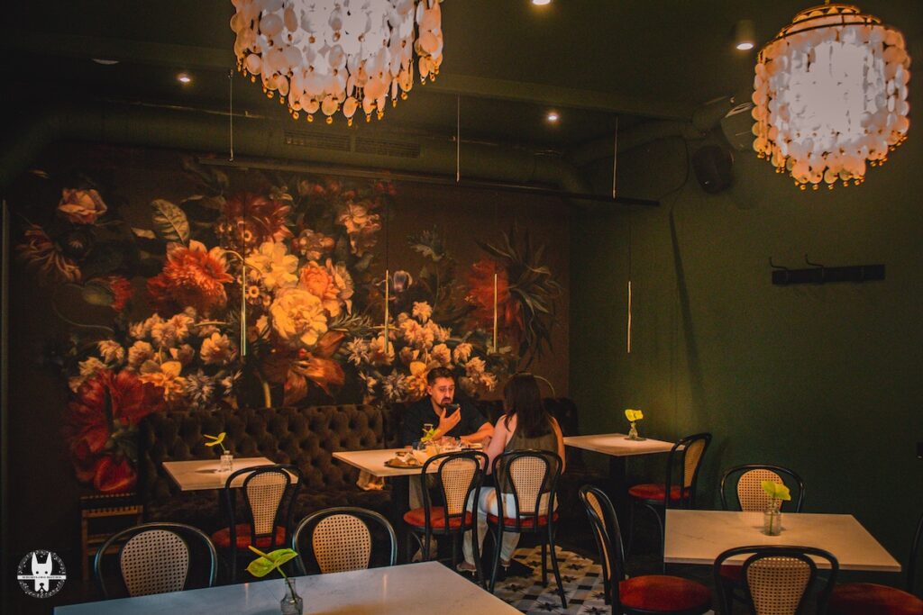 Couple enjoying brunch in the inner room of Le Gosse restaurant in Wrocław