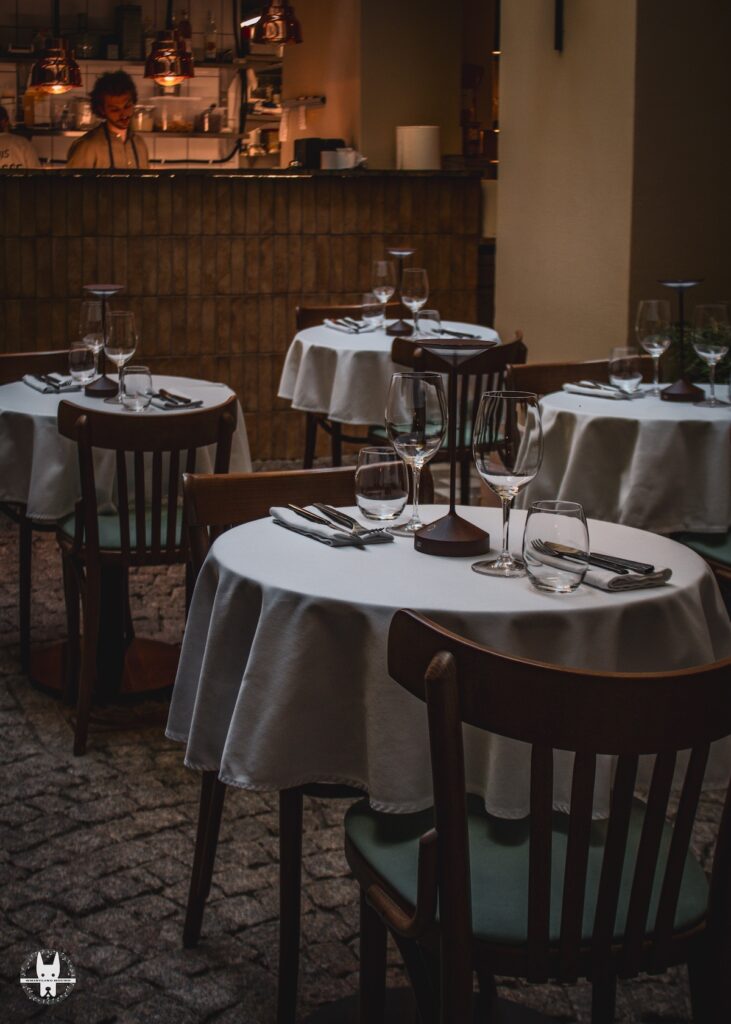 Inner room of Le Gosse offering best French-style Brunch in Wrocław