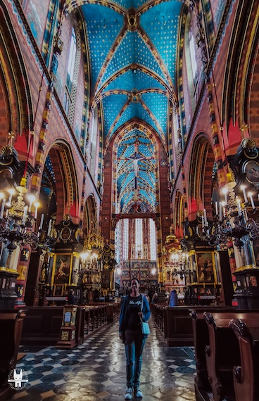 Tourist inside St. Mary’s Basilica Kraków city tour
