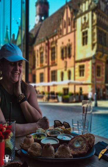 An American tourist on Wrocław walking tour with food tasting