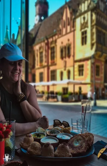An American tourist on Wrocław walking tour with food tasting