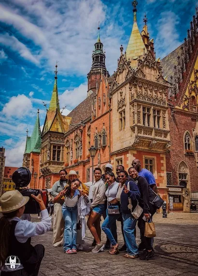 Tourists posing infront of Wrocław Town Hall