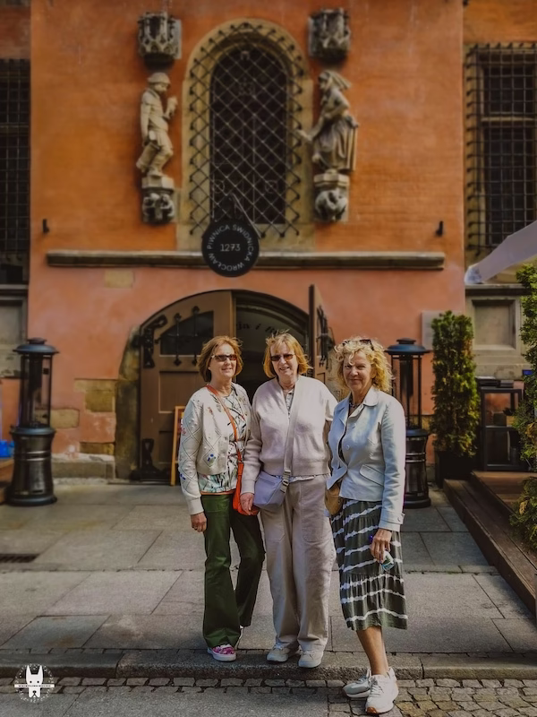 Tourists in front of Piwnica Swidnicka Wrocław